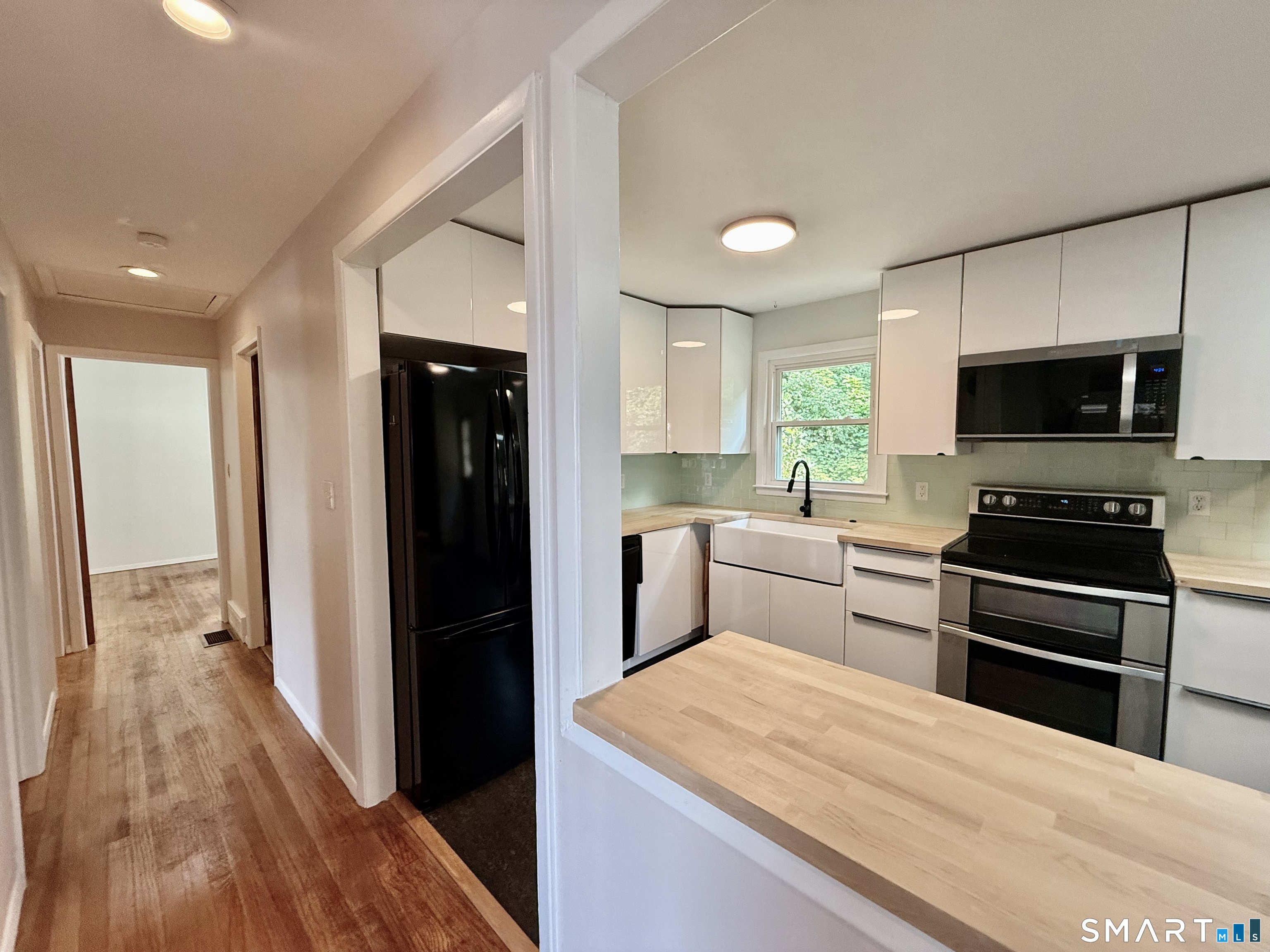 220 Foxon Hill Road New Haven, CT 06513 - Photo 4 of 17 Gallery Image 4