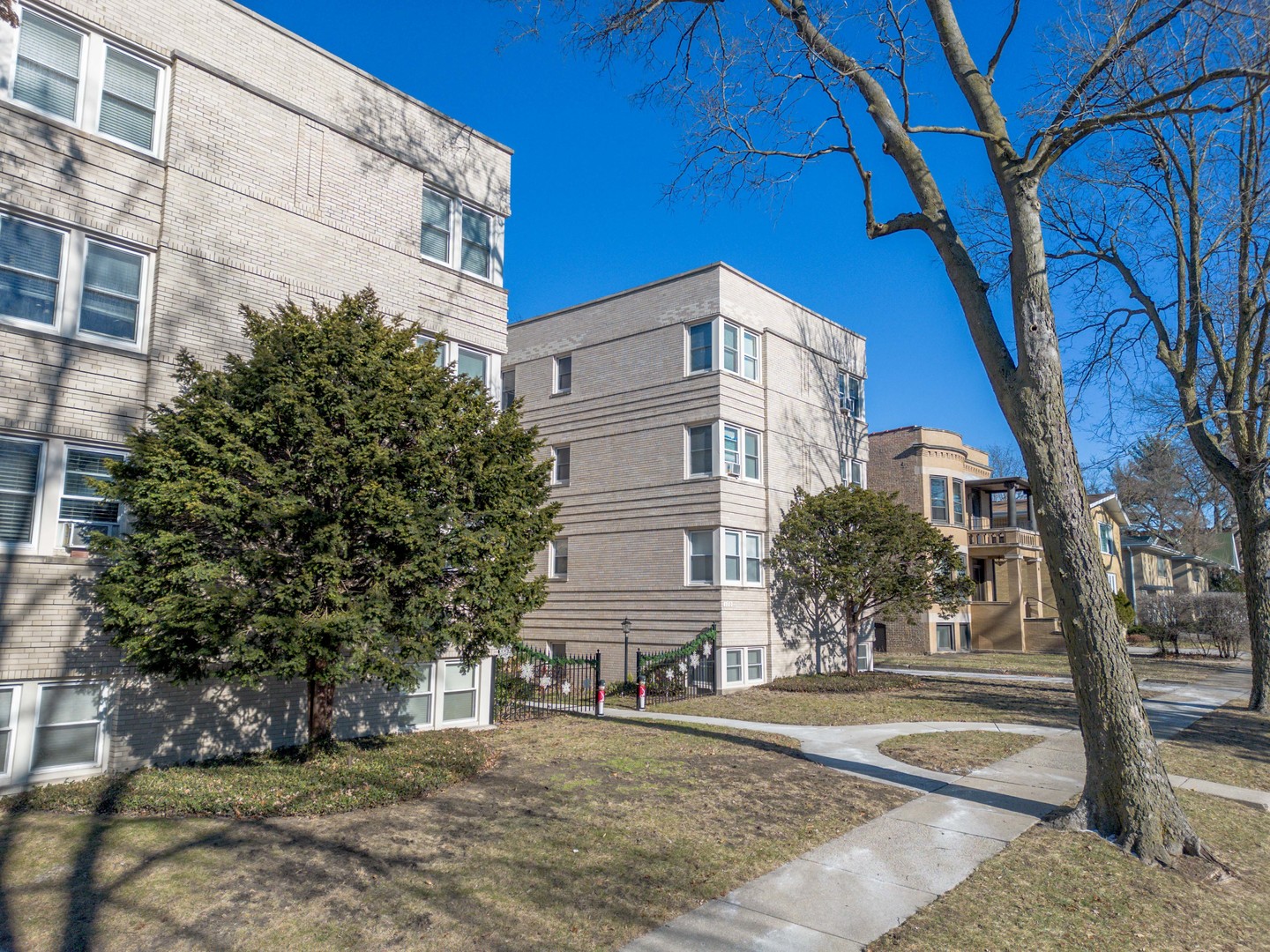 100 Pine Avenue, Unit 6 Riverside, IL 60546 - Photo 2 of 59