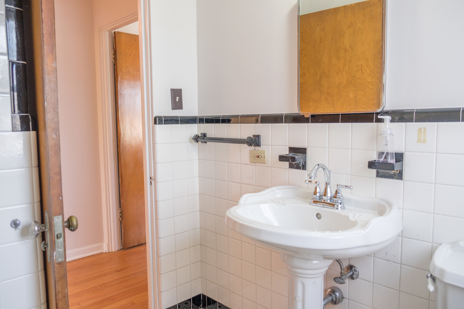 100 Pine Avenue, Unit 6 Riverside, IL 60546 - Photo 23 of 59