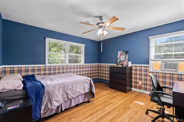 a view of a house with backyard and garden