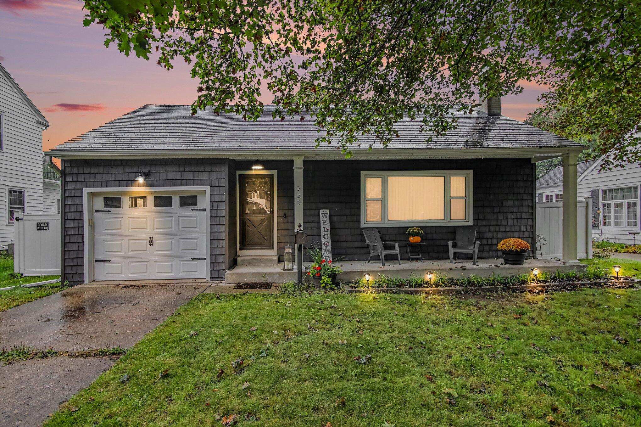 724 Crescent Road Jackson, MI 49203 - Photo 1 of 25 001_file_9261
