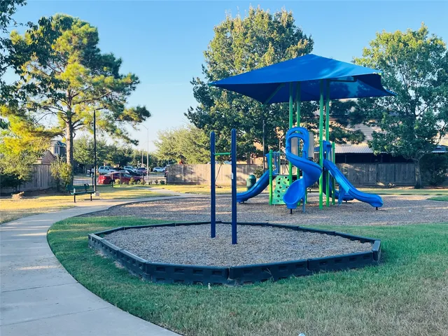 a view of a back yard of the house