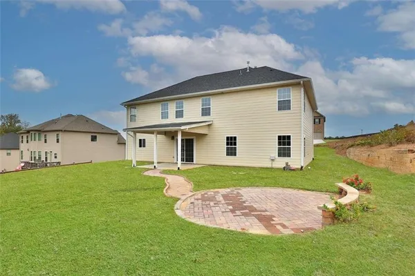 a view of a house with a yard