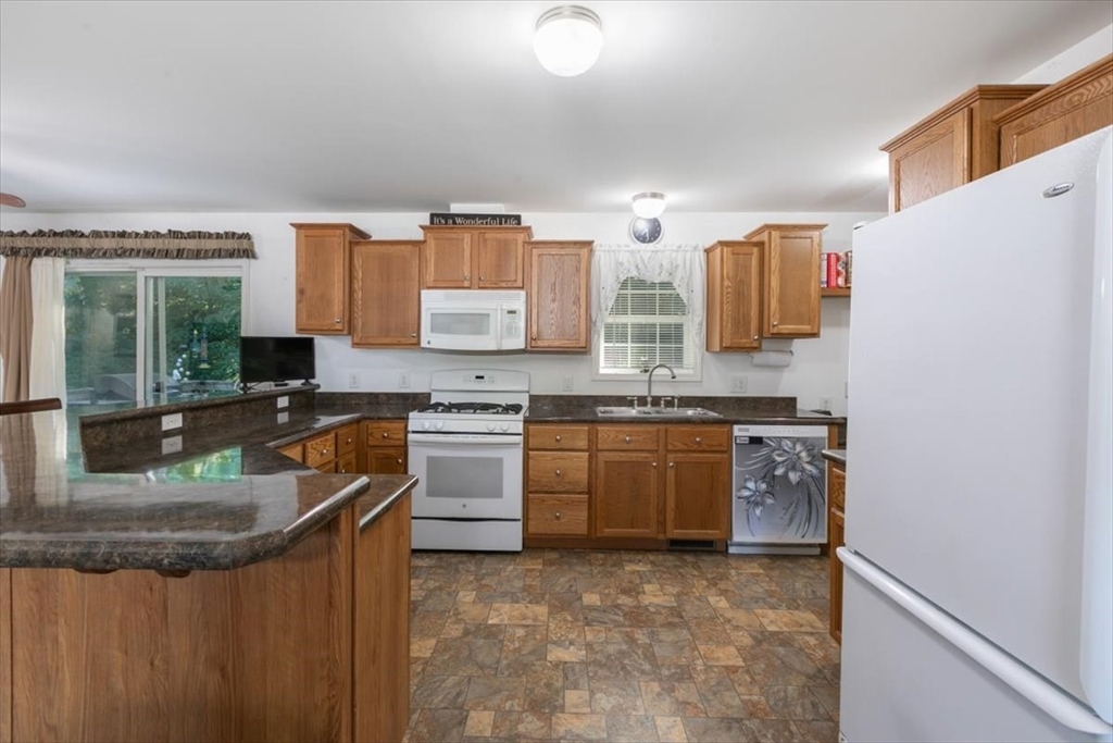 25 Ridgefield Drive Nashua, NH 03062 - Photo 7 of 29
