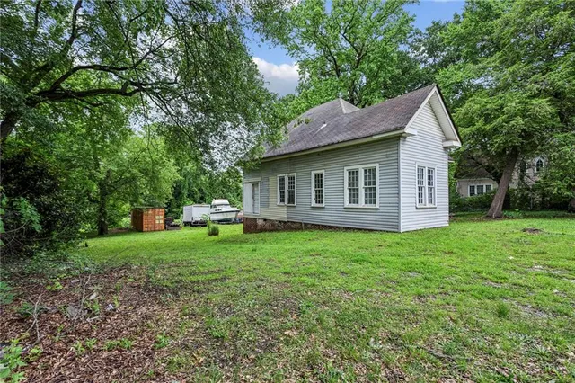 a view of a house with backyard and garden