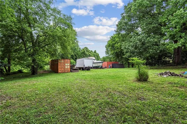 a view of a house with backyard