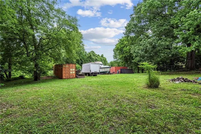 a view of a house with backyard