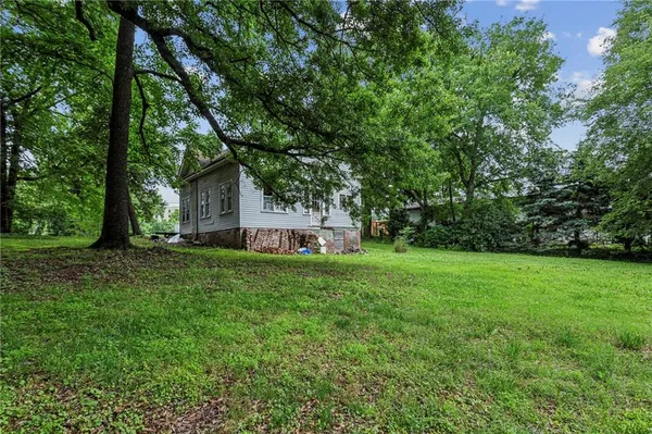 a view of a house with backyard and garden