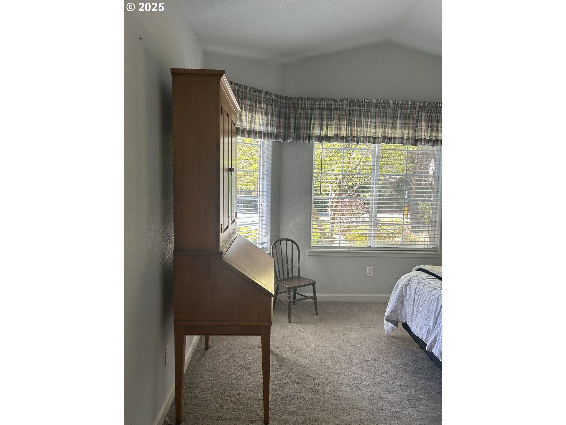 15 Mariners Lane Florence, OR 97439 - Photo 11 of 40 a living room with furniture and a window
