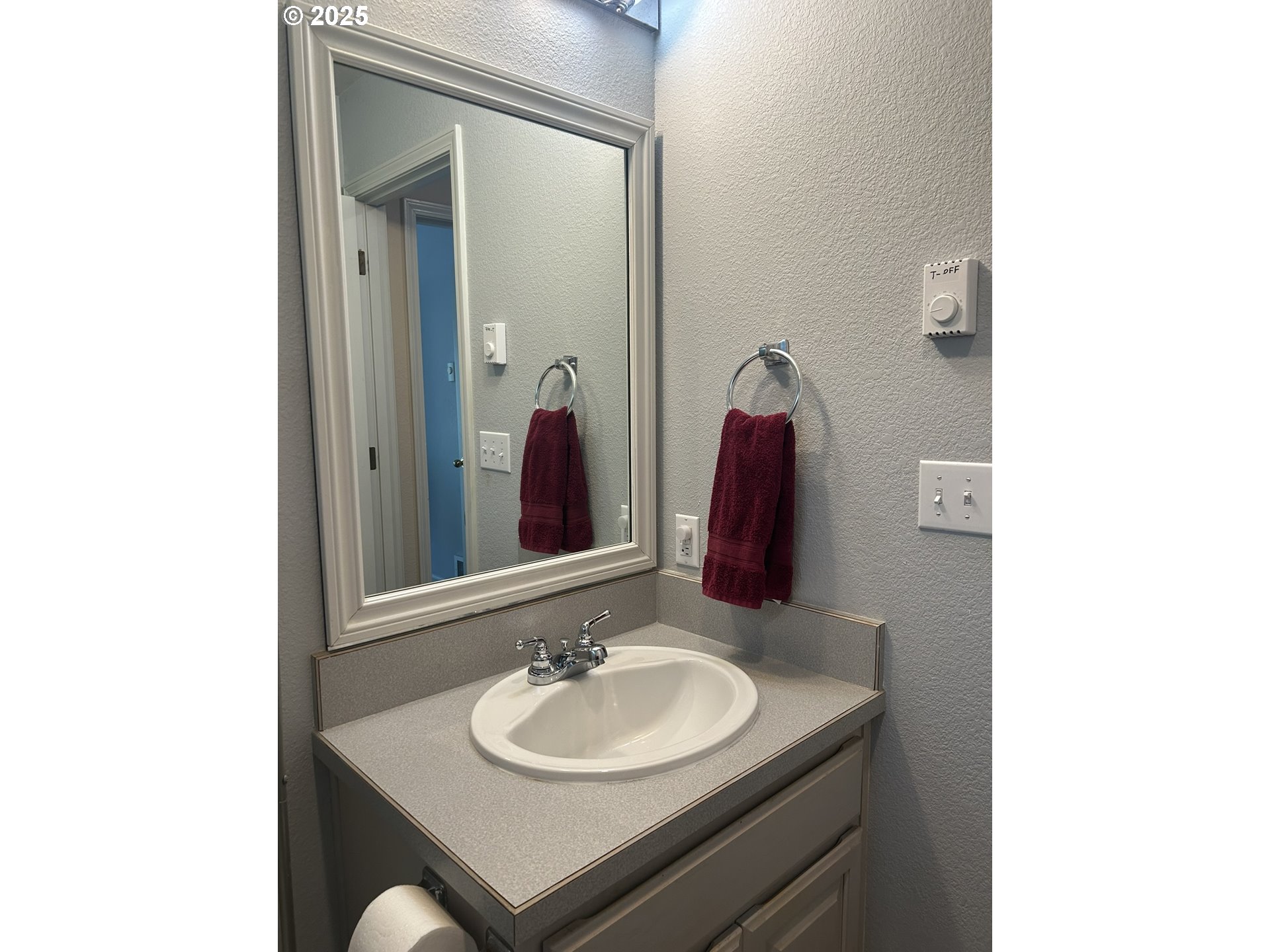 15 Mariners Lane Florence, OR 97439 - Photo 14 of 40 a bathroom with a sink and a mirror