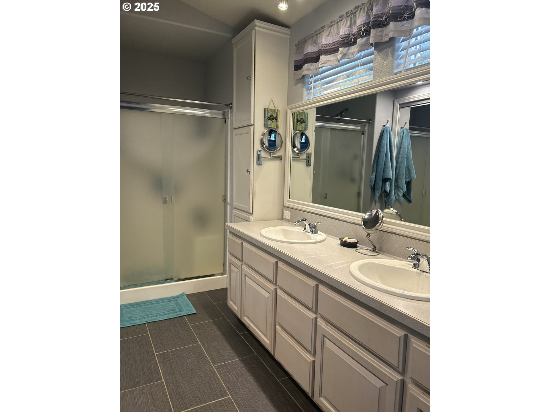 15 Mariners Lane Florence, OR 97439 - Photo 16 of 40 a bathroom with a double vanity sink and mirror