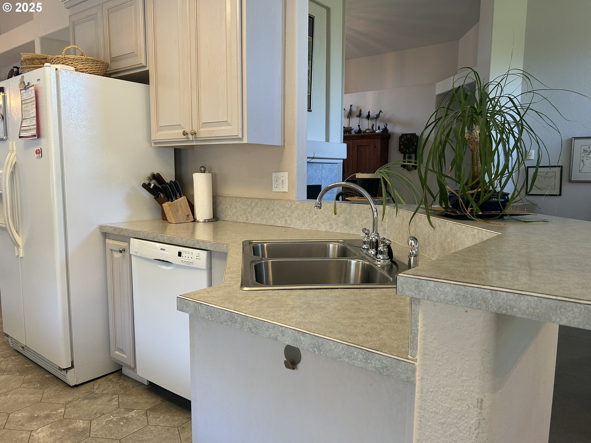 15 Mariners Lane Florence, OR 97439 - Photo 27 of 40 a view of a kitchen with appliances and cabinets