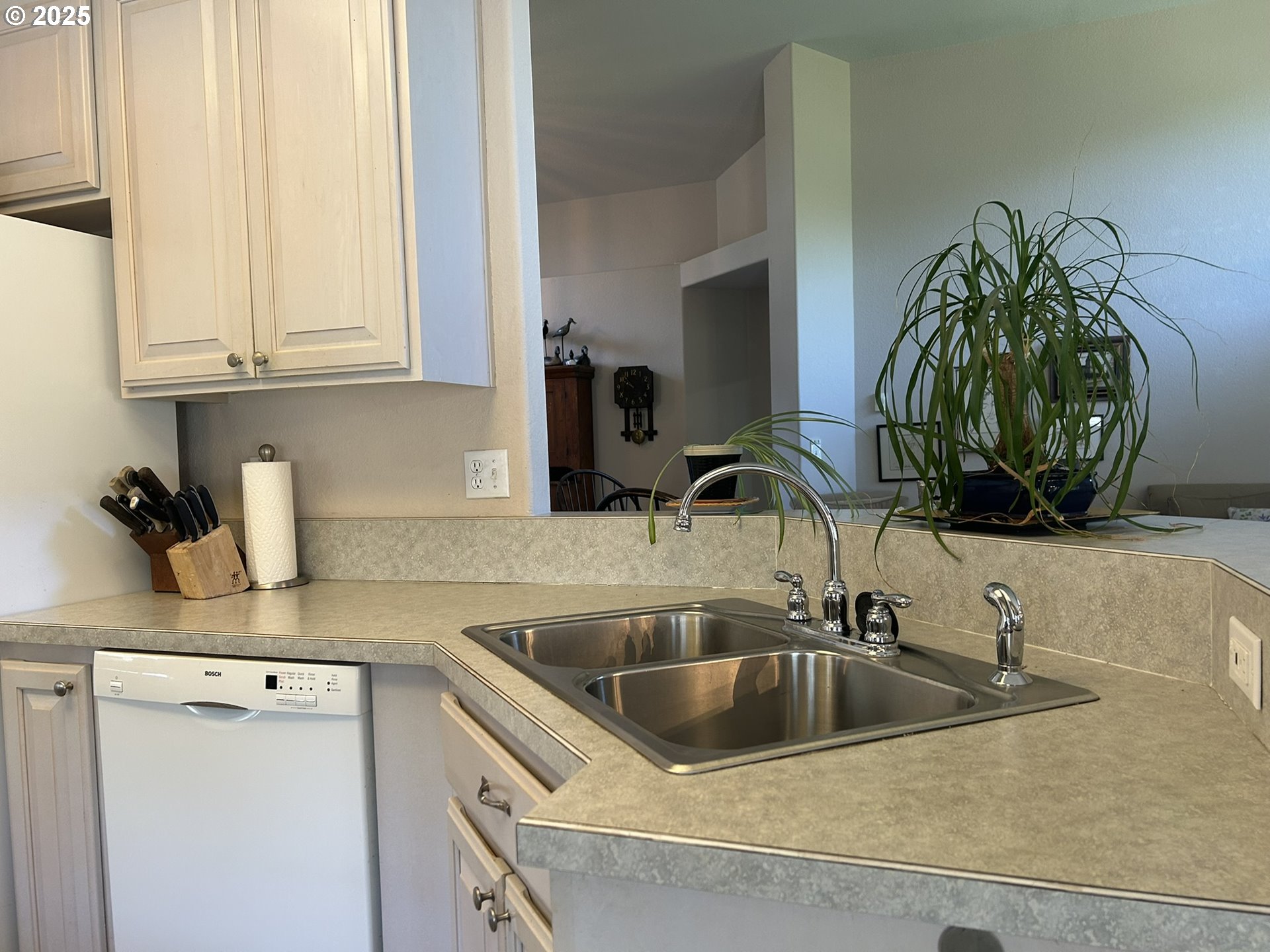 15 Mariners Lane Florence, OR 97439 - Photo 28 of 40 a kitchen with a sink and cabinets
