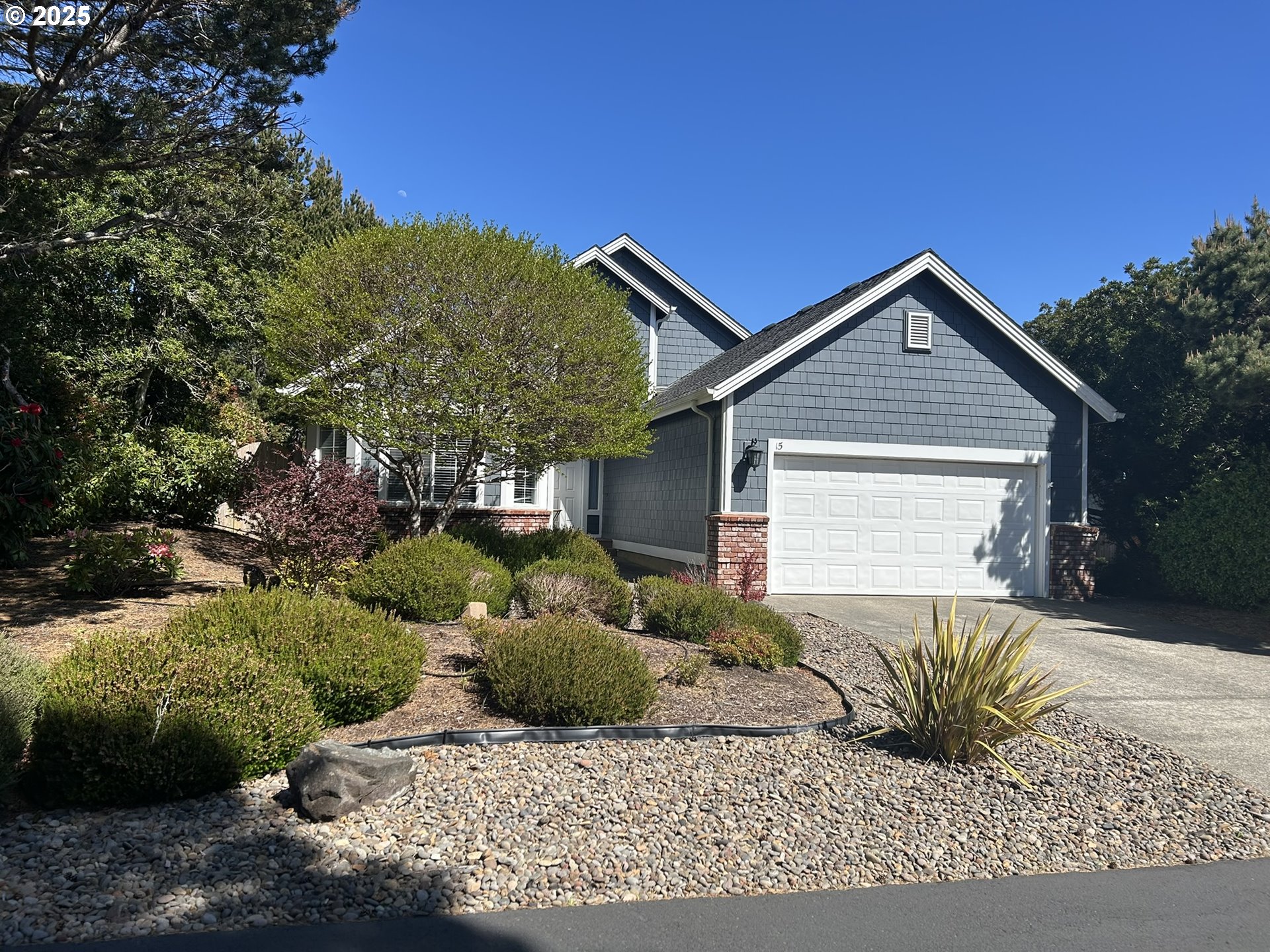 15 Mariners Lane Florence, OR 97439 - Photo 3 of 40 a front view of a house with a yard