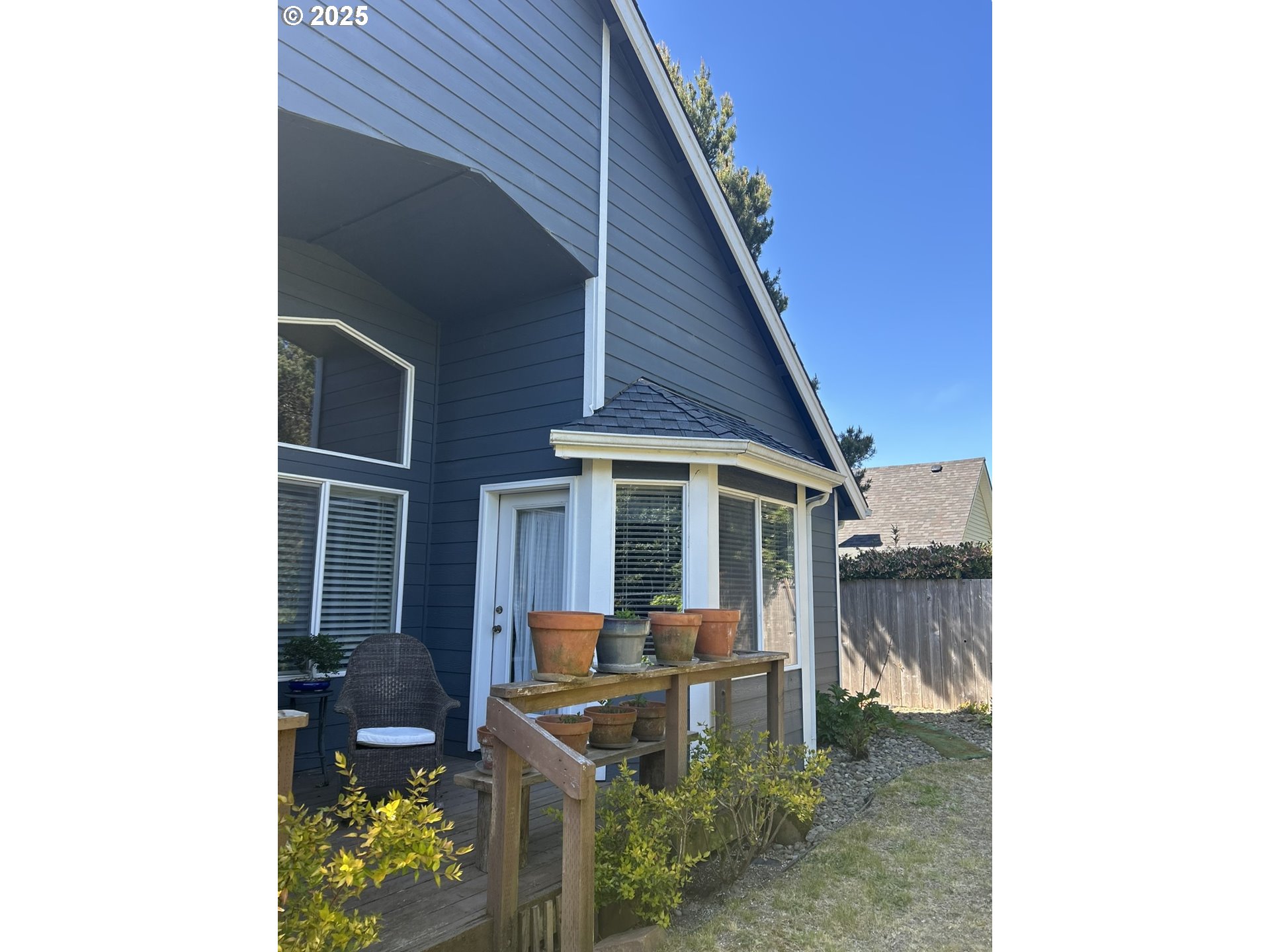 15 Mariners Lane Florence, OR 97439 - Photo 33 of 40 a backyard of a house with table and chairs