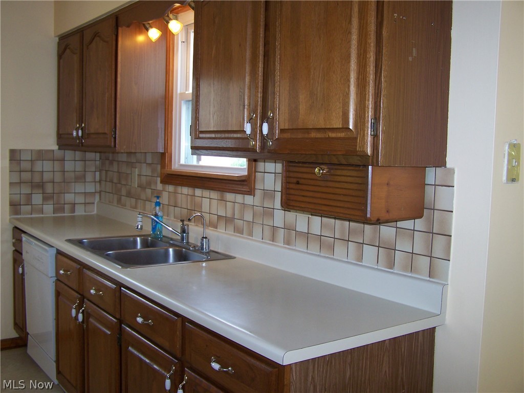 1366 Jacoby Road Akron, OH 44321 - Photo 9 of 35