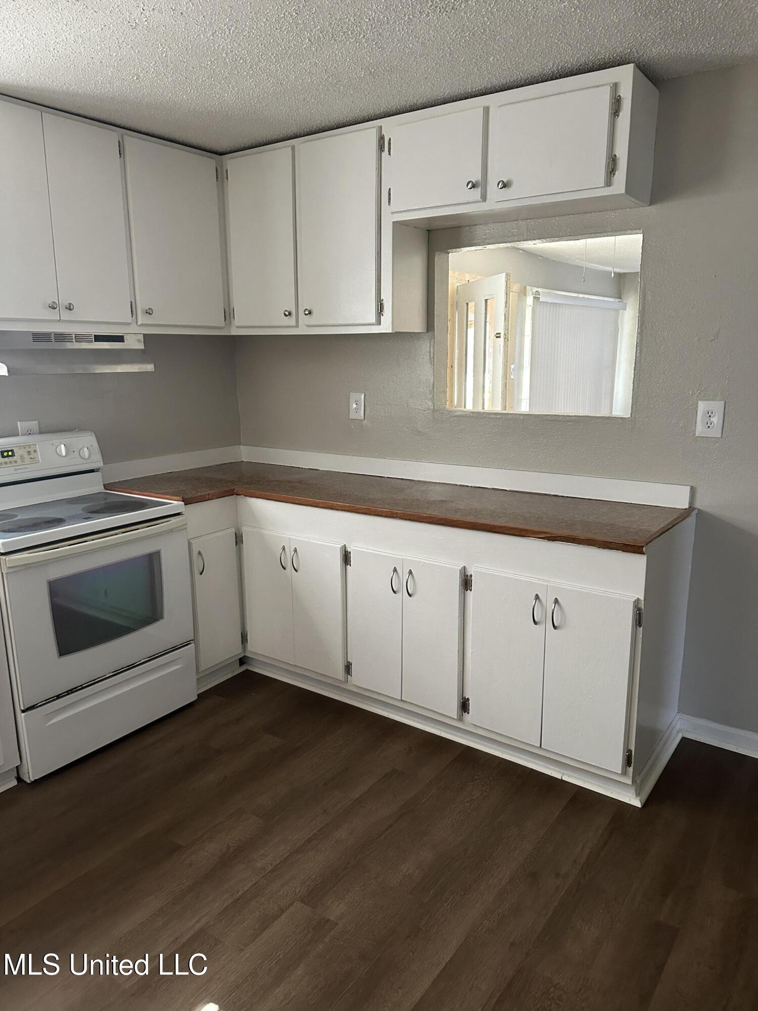 4737 General Ike Avenue Moss Point, MS 39563 - Photo 9 of 12 kitchen