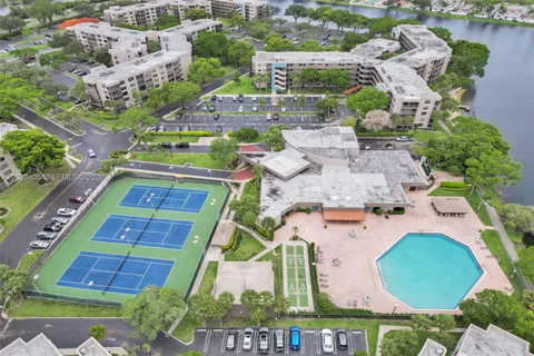 $240,000 | 901 Colony Point Circle, Unit 501, Pembroke Pines, FL 33026