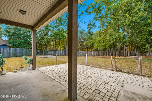 a view of a backyard