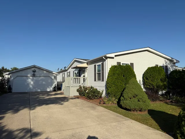 a view of a house with backyard