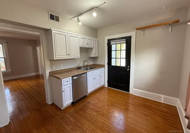 $1,895 | 1752 Farmington Avenue, Unit 3, Farmington, CT 06085