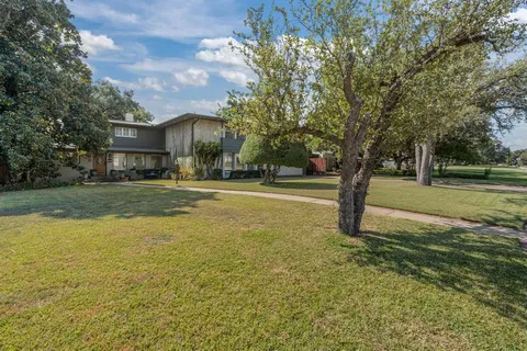 a view of a yard in front of the house