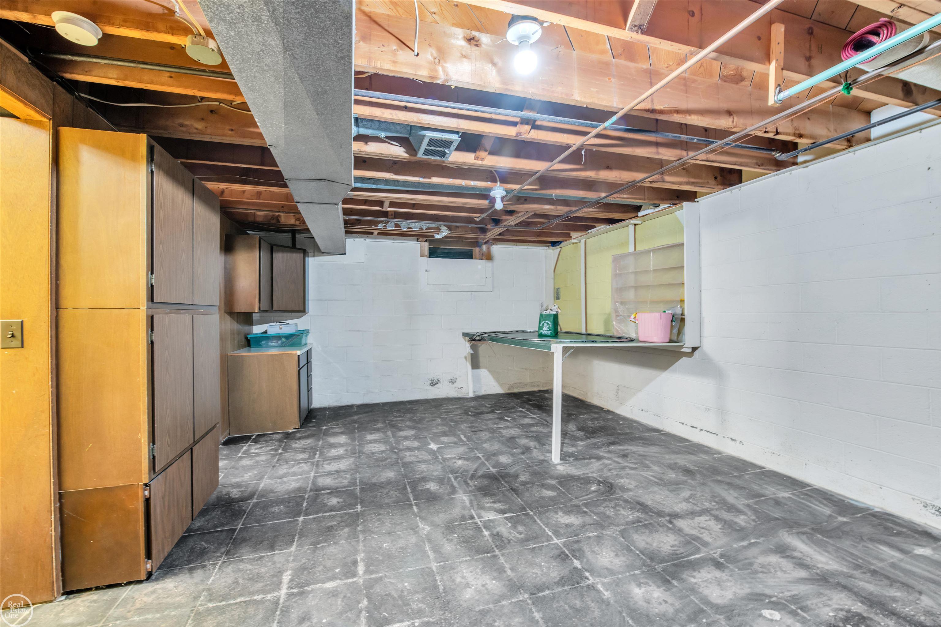 2079 Hampton Road Grosse Pointe, MI 48236 - Photo 23 of 39 50127742-22.JPG