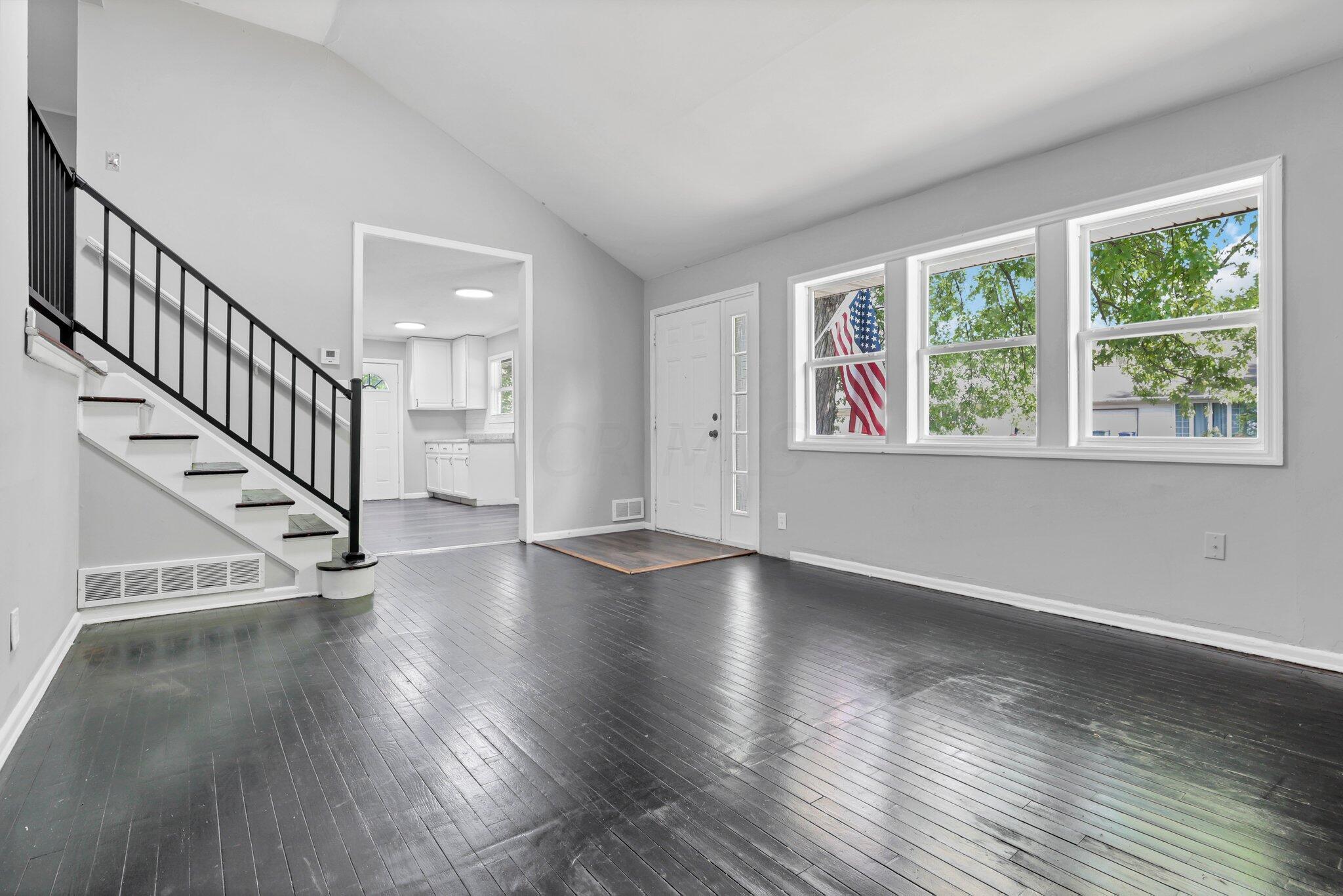 1281 Country Club Road Columbus, OH 43227 - Photo 7 of 29 14-web-or-mls-0N4A9915
