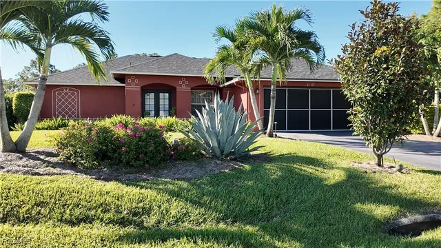 a view of a house with a yard