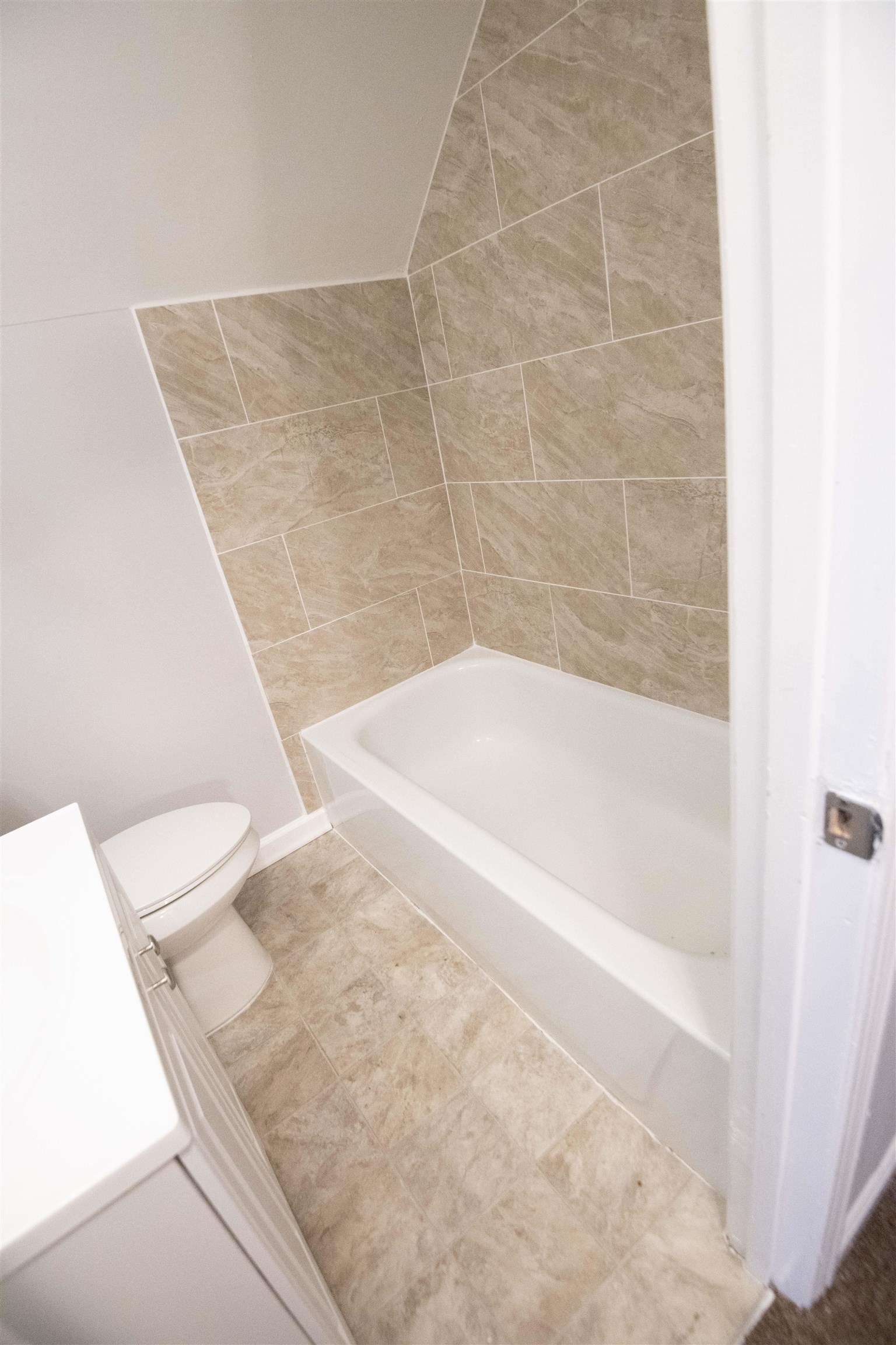 1547 Winfield Road Memphis, TN 38116 - Photo 9 of 20 a bathroom with a bathtub