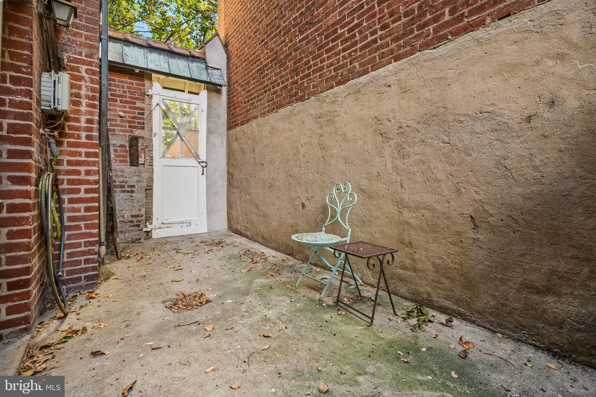 2516 Cliffbourne Place Northwest Washington, DC 20009 - Photo 32 of 34 a view of a backyard of a house