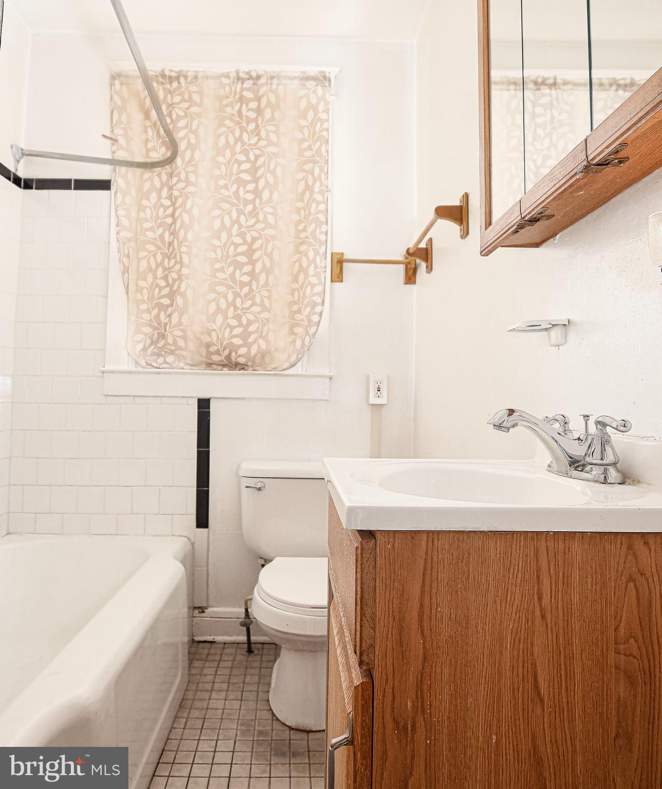 3608 East Joppa Road Baltimore, MD 21234 - Photo 14 of 29 Main floor full bath - tiled tub/shower surround