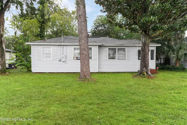 a view of a house with a backyard
