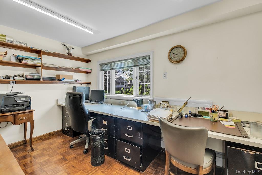 185 Whistler Road Manhasset, NY 11030 - Photo 19 of 25
