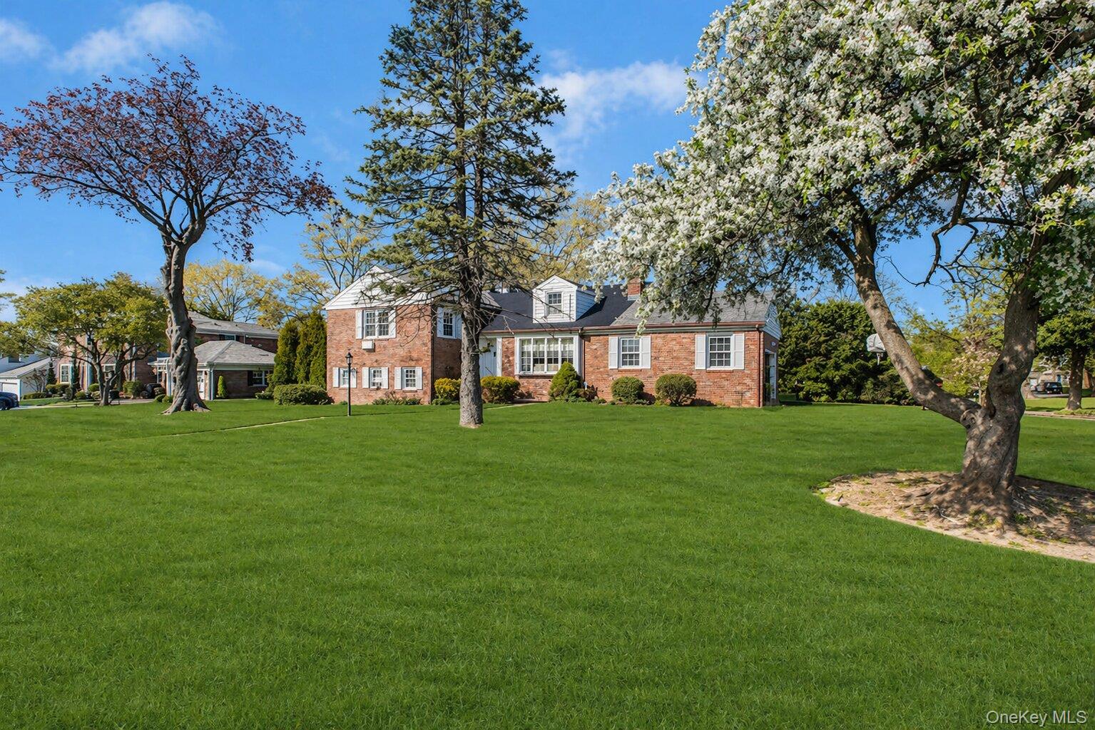 185 Whistler Road Manhasset, NY 11030 - Photo 2 of 25