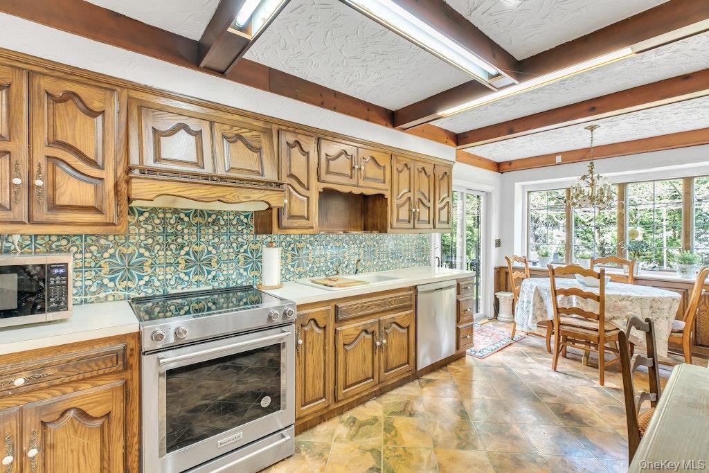 185 Whistler Road Manhasset, NY 11030 - Photo 8 of 25