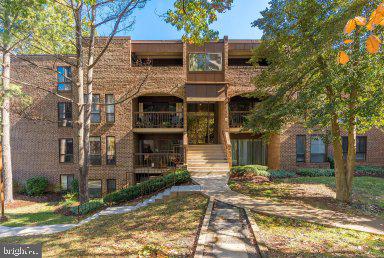 11232 Chestnut Grove Square, Unit 20 Reston, VA 20190 - Photo 33 of 40 a front view of a house with garden