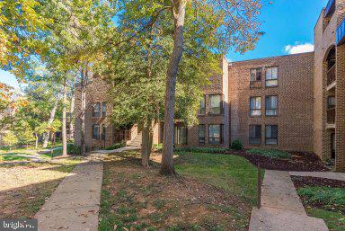 11232 Chestnut Grove Square, Unit 20 Reston, VA 20190 - Photo 35 of 40 a view of a building with a yard
