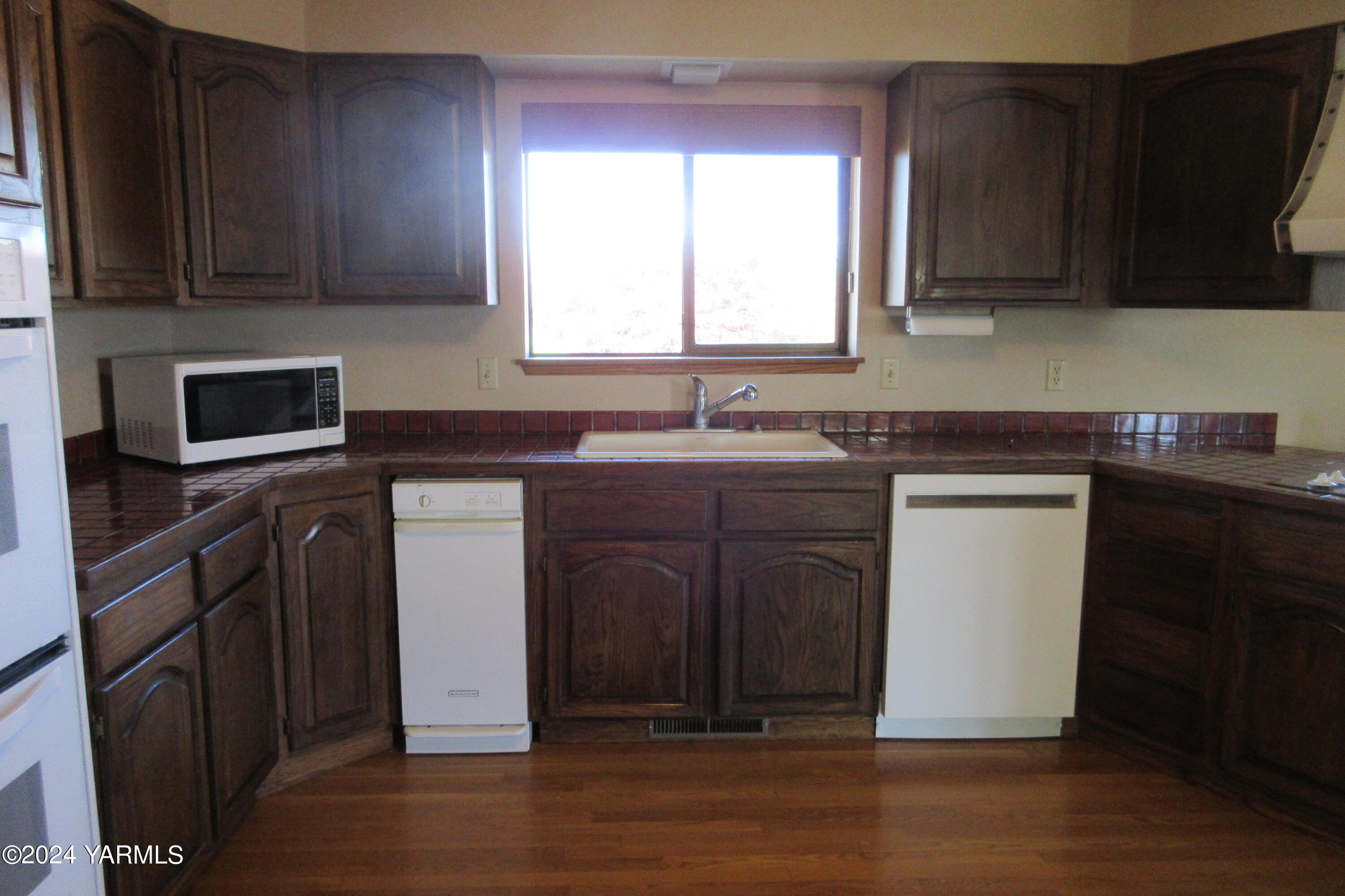 13510 Fisk Road Yakima, WA 98908 - Photo 14 of 61 a kitchen with stainless steel appliances granite countertop a sink stove and microwave