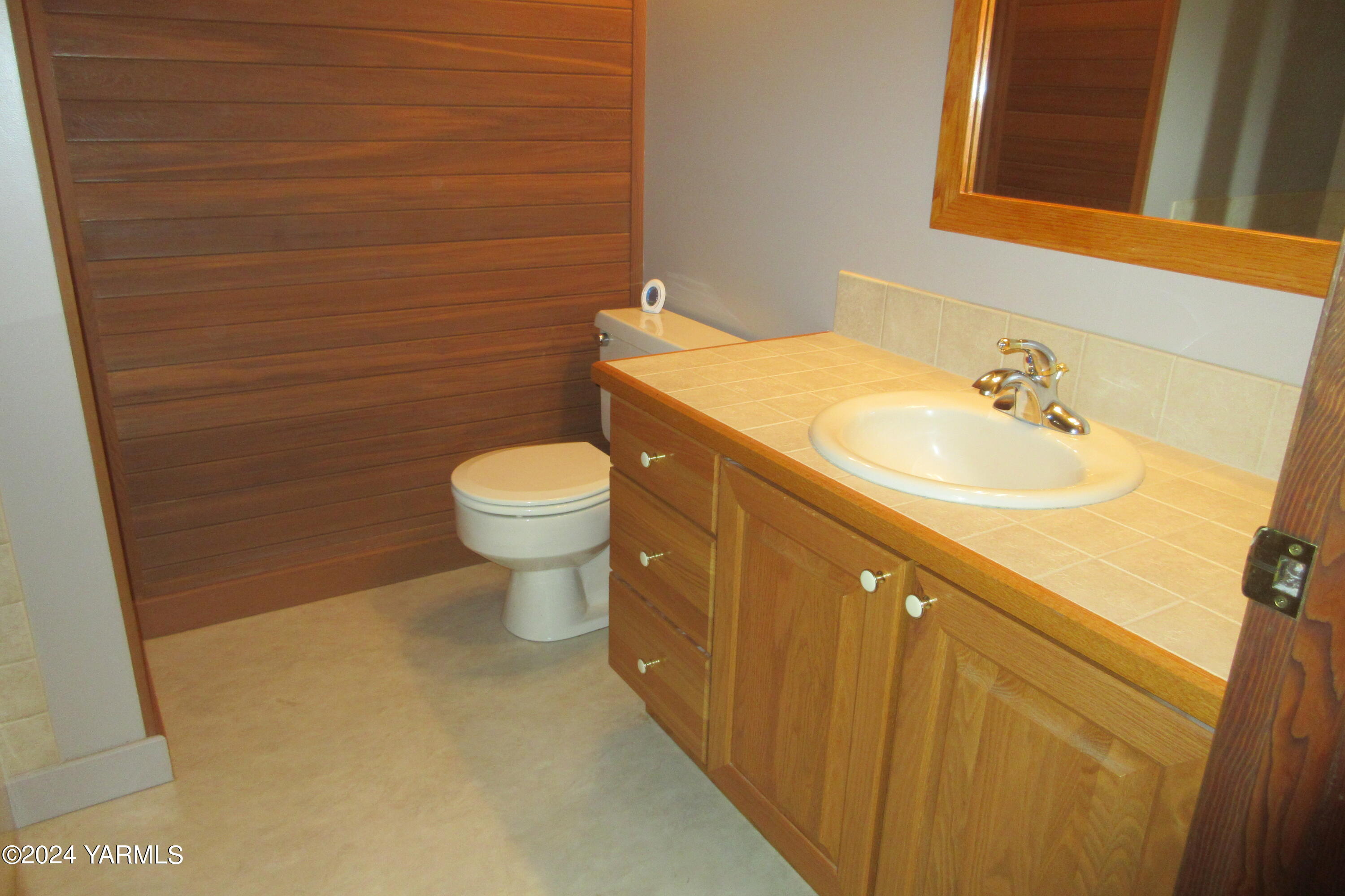 13510 Fisk Road Yakima, WA 98908 - Photo 19 of 61 a bathroom with a sink a toilet and a mirror
