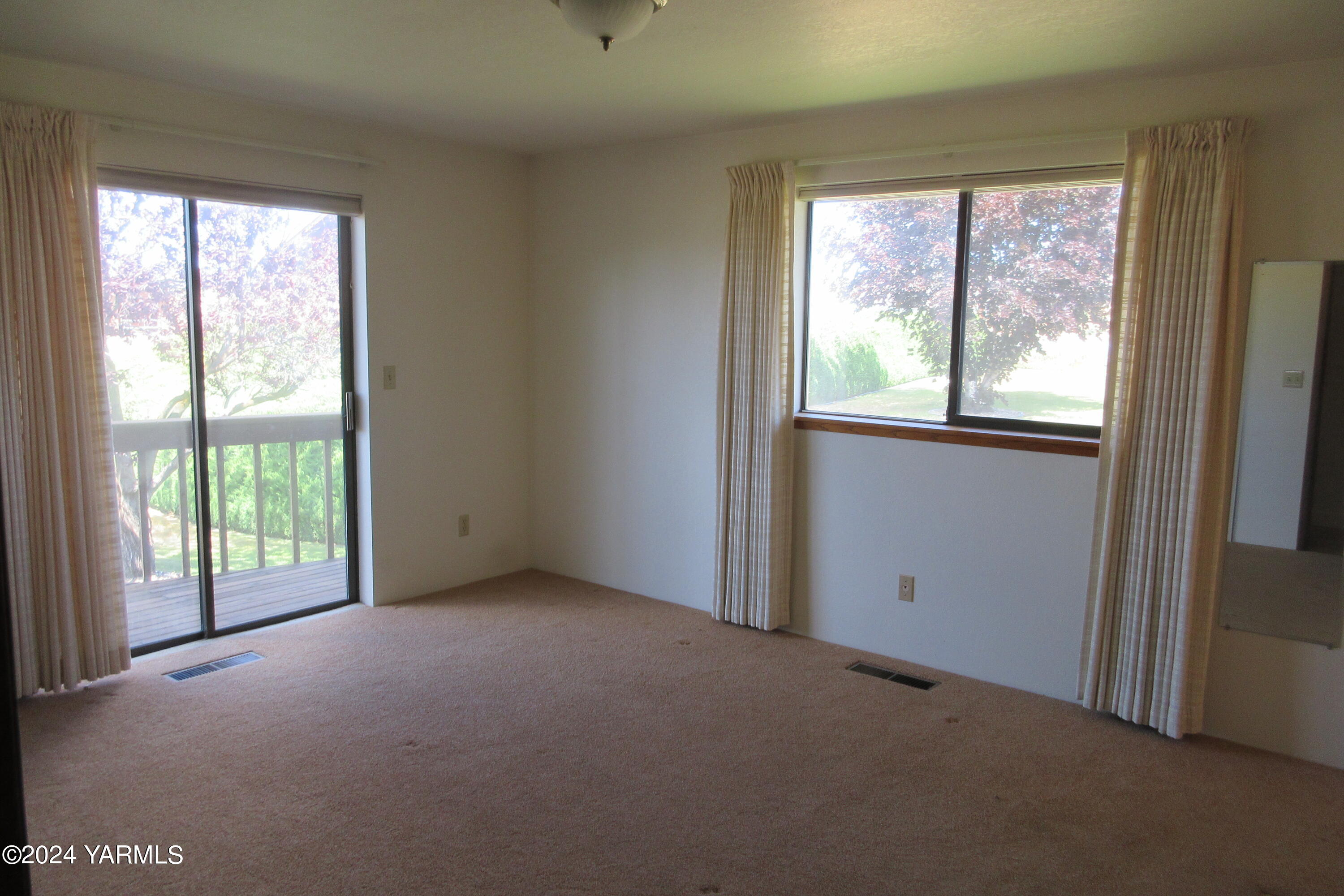 13510 Fisk Road Yakima, WA 98908 - Photo 20 of 61 a view of an empty room with a window