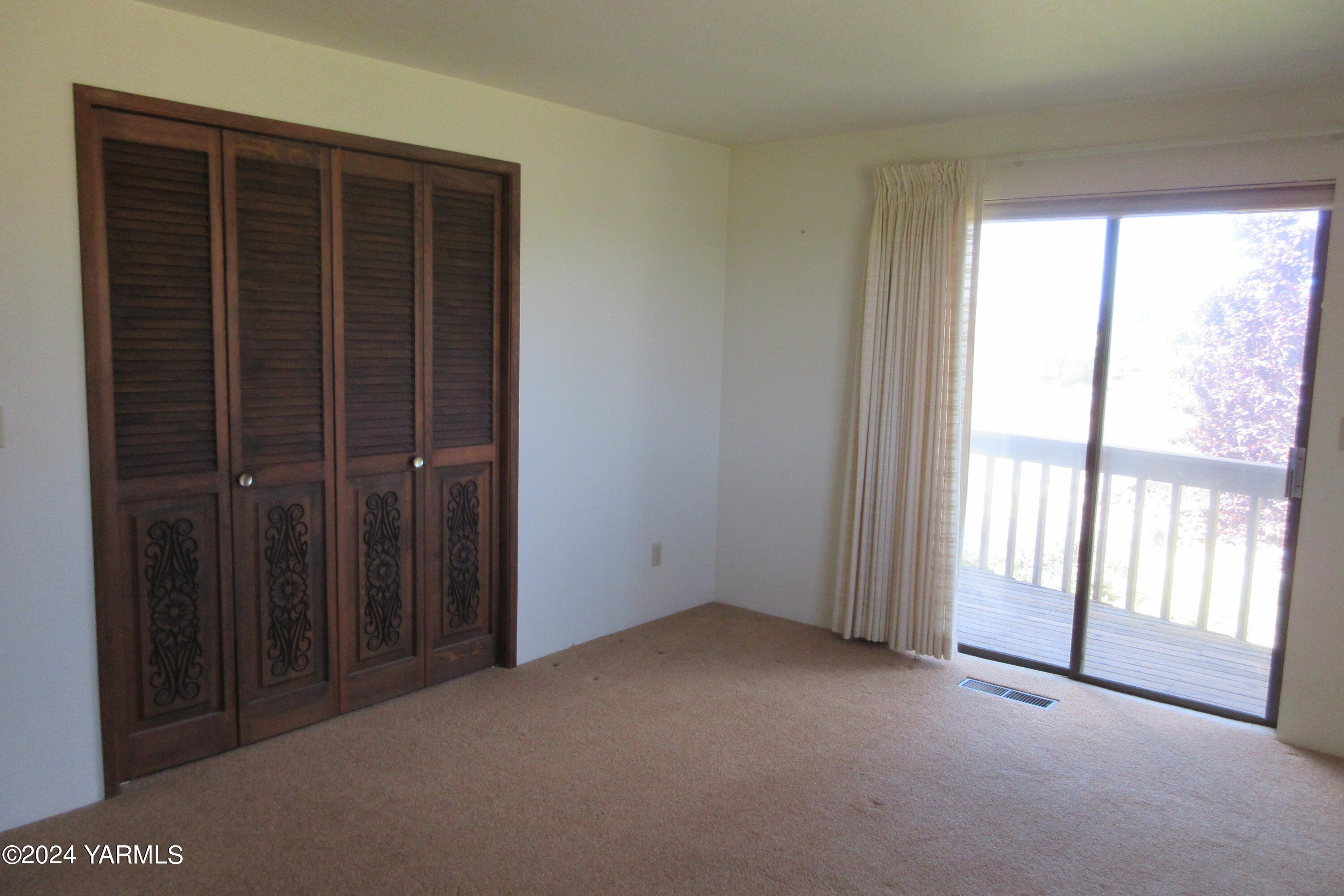 13510 Fisk Road Yakima, WA 98908 - Photo 21 of 61 an empty room with windows