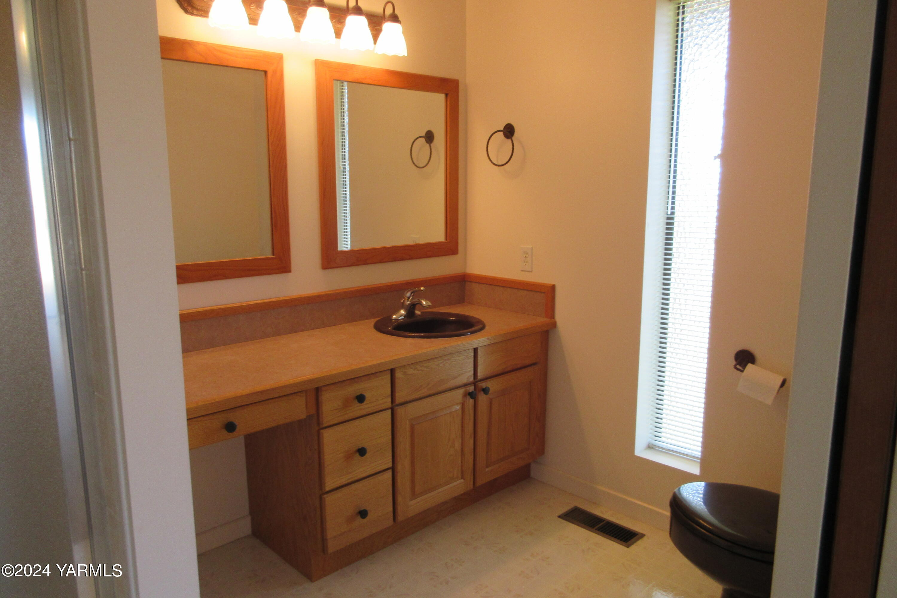 13510 Fisk Road Yakima, WA 98908 - Photo 23 of 61 a bathroom with a granite countertop sink and a mirror