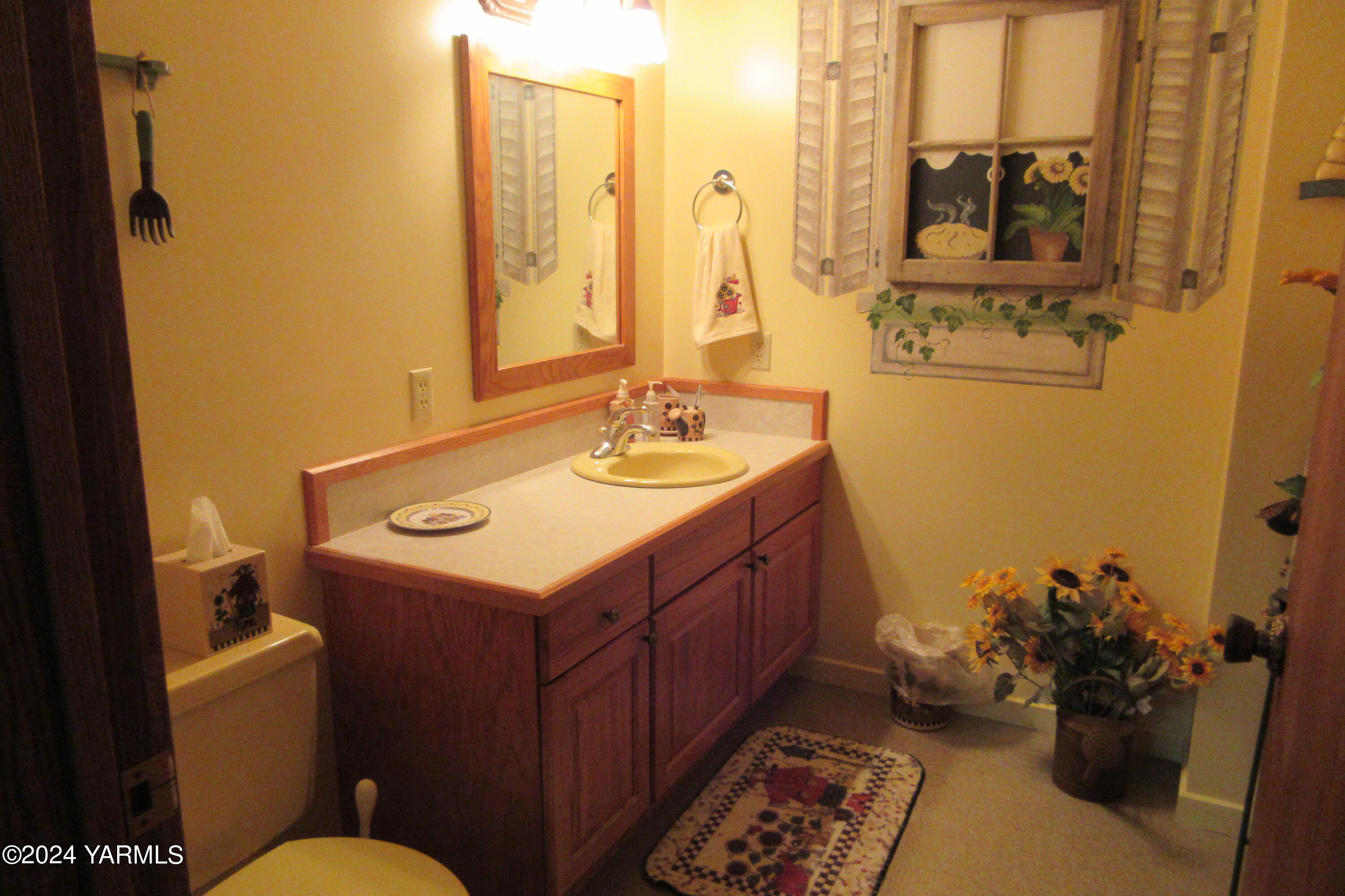 13510 Fisk Road Yakima, WA 98908 - Photo 27 of 61 a bathroom with a sink and a mirror