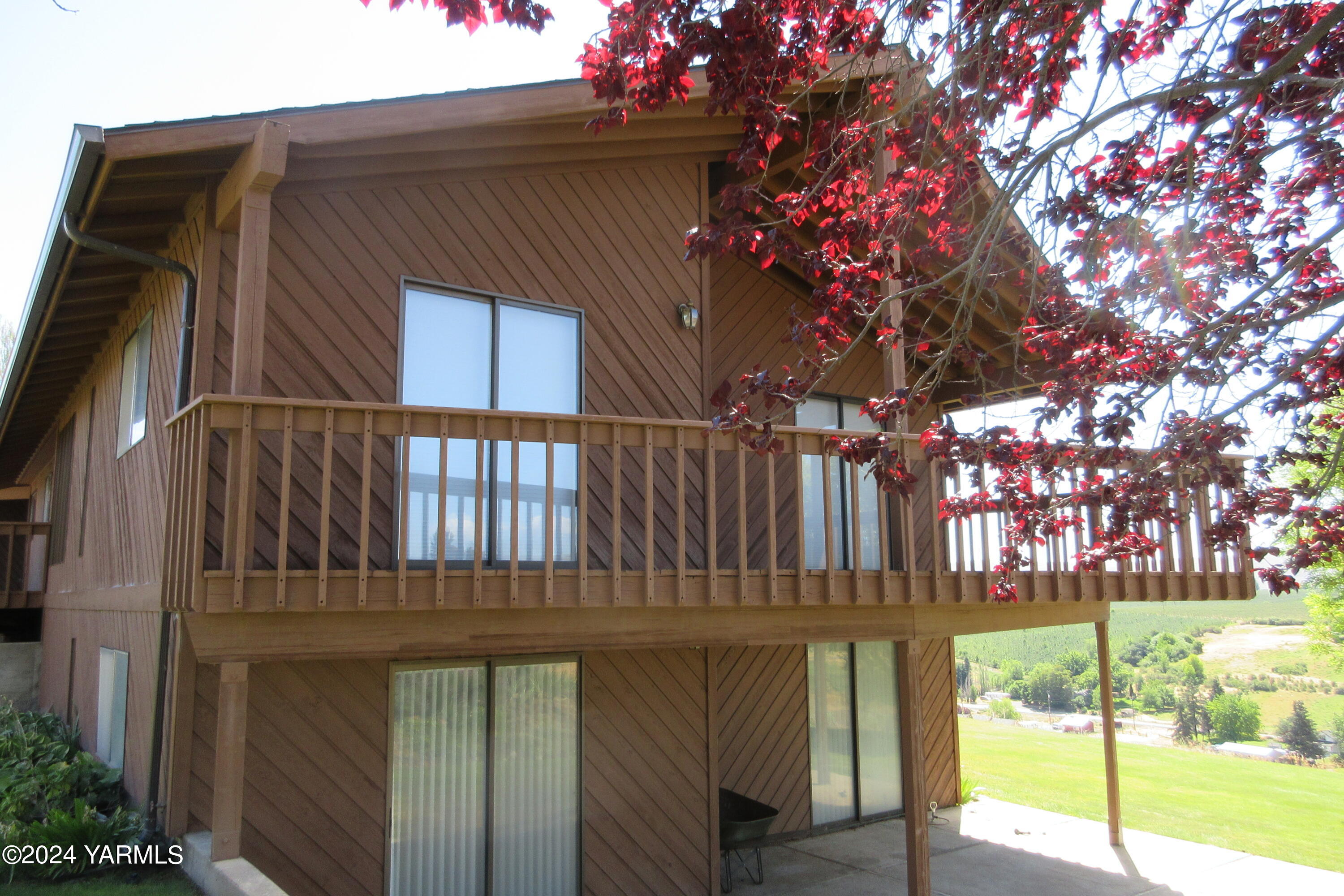13510 Fisk Road Yakima, WA 98908 - Photo 3 of 61 a view of a house with a small yard and wooden fence