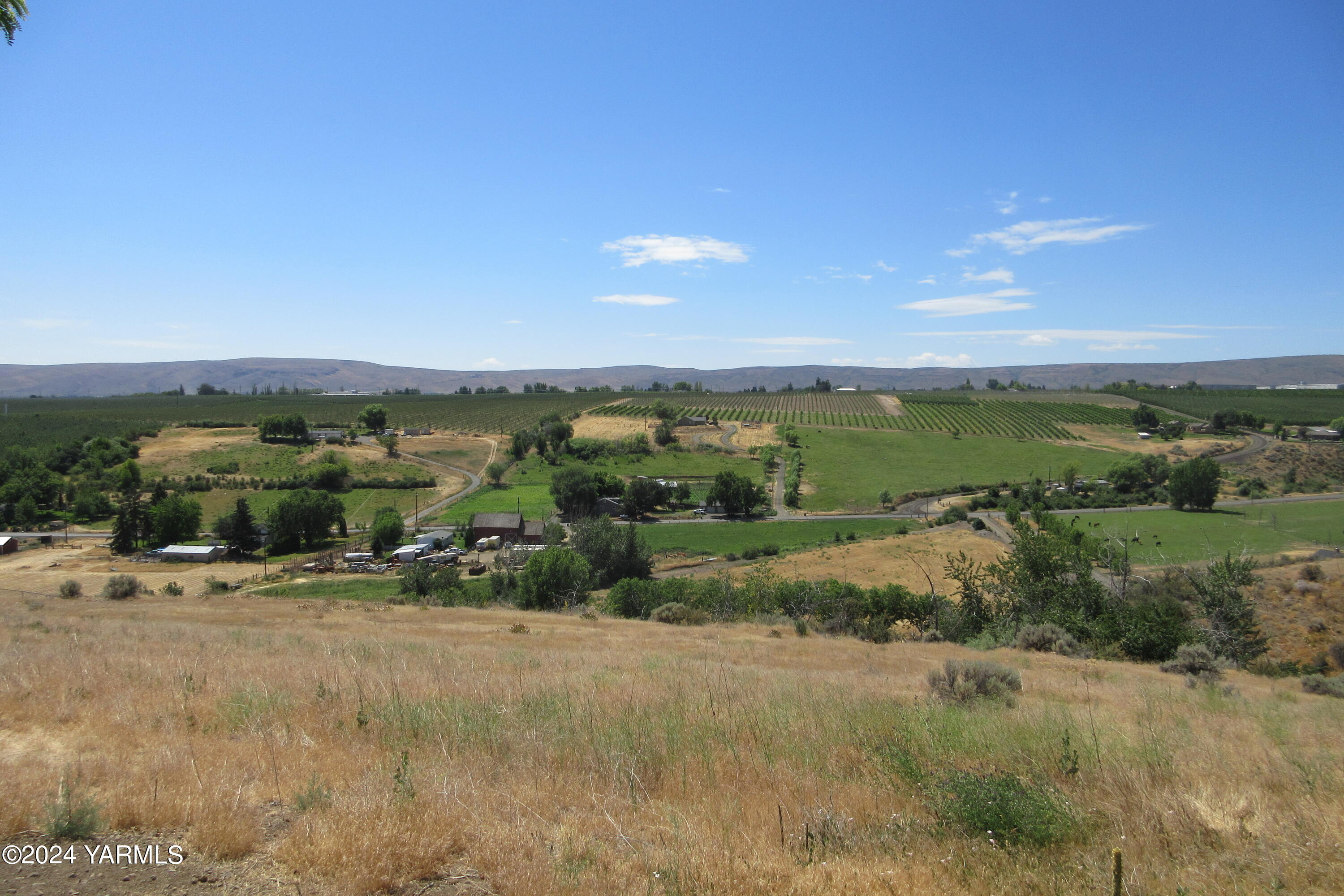 13510 Fisk Road Yakima, WA 98908 - Photo 44 of 61 a view of a beach with an outdoor space