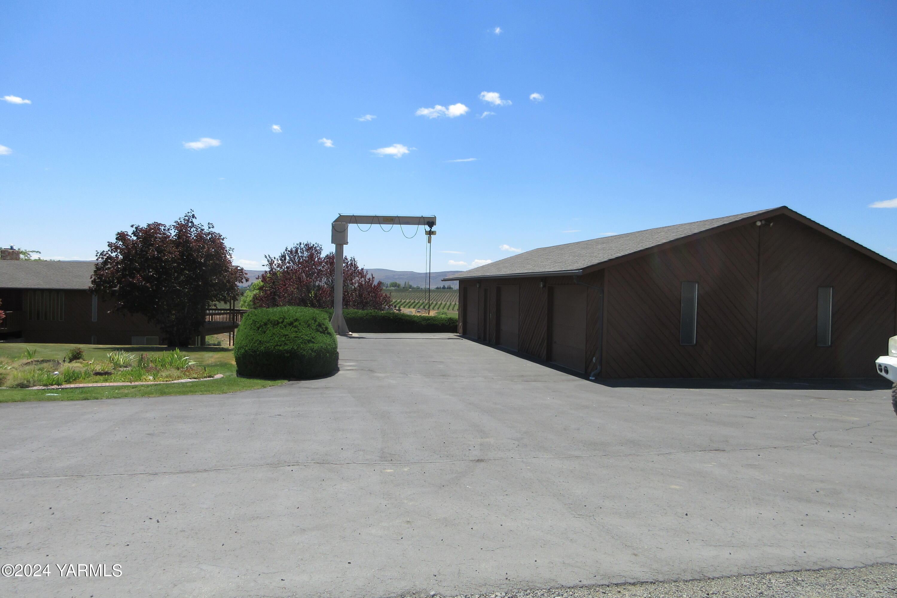 13510 Fisk Road Yakima, WA 98908 - Photo 47 of 61 a view of a backyard of the house