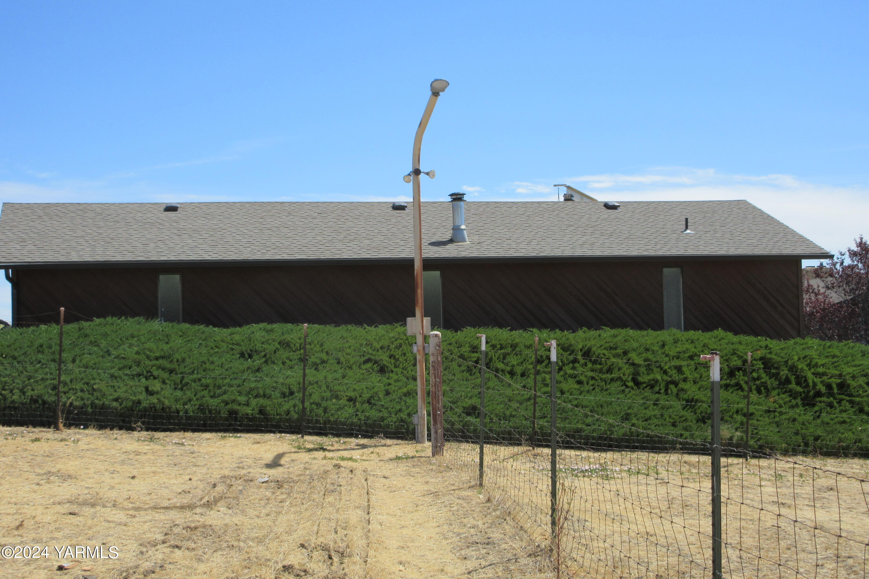13510 Fisk Road Yakima, WA 98908 - Photo 49 of 61 a front view of a house with a yard