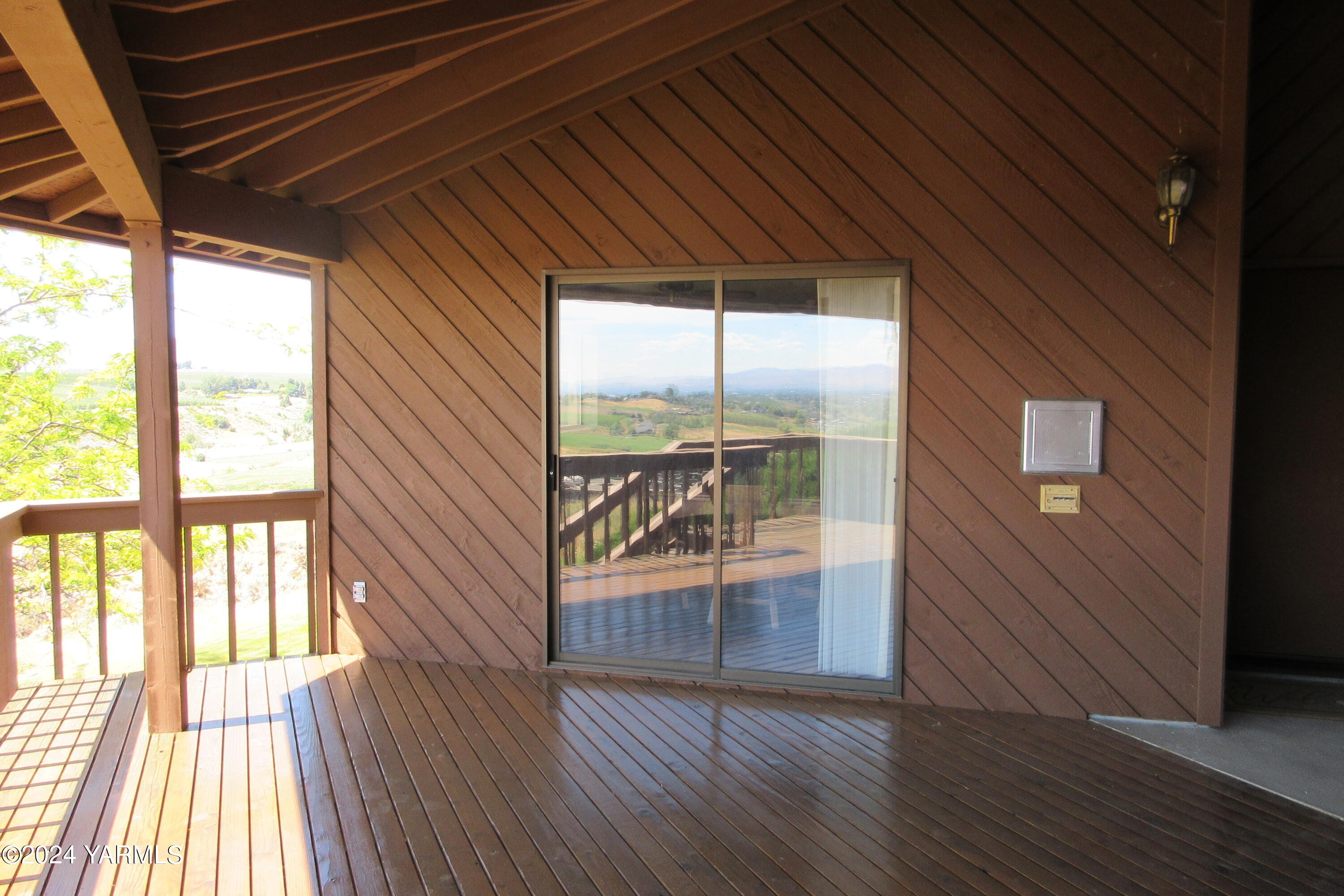 13510 Fisk Road Yakima, WA 98908 - Photo 5 of 61 a view of empty room with wooden floor and fan