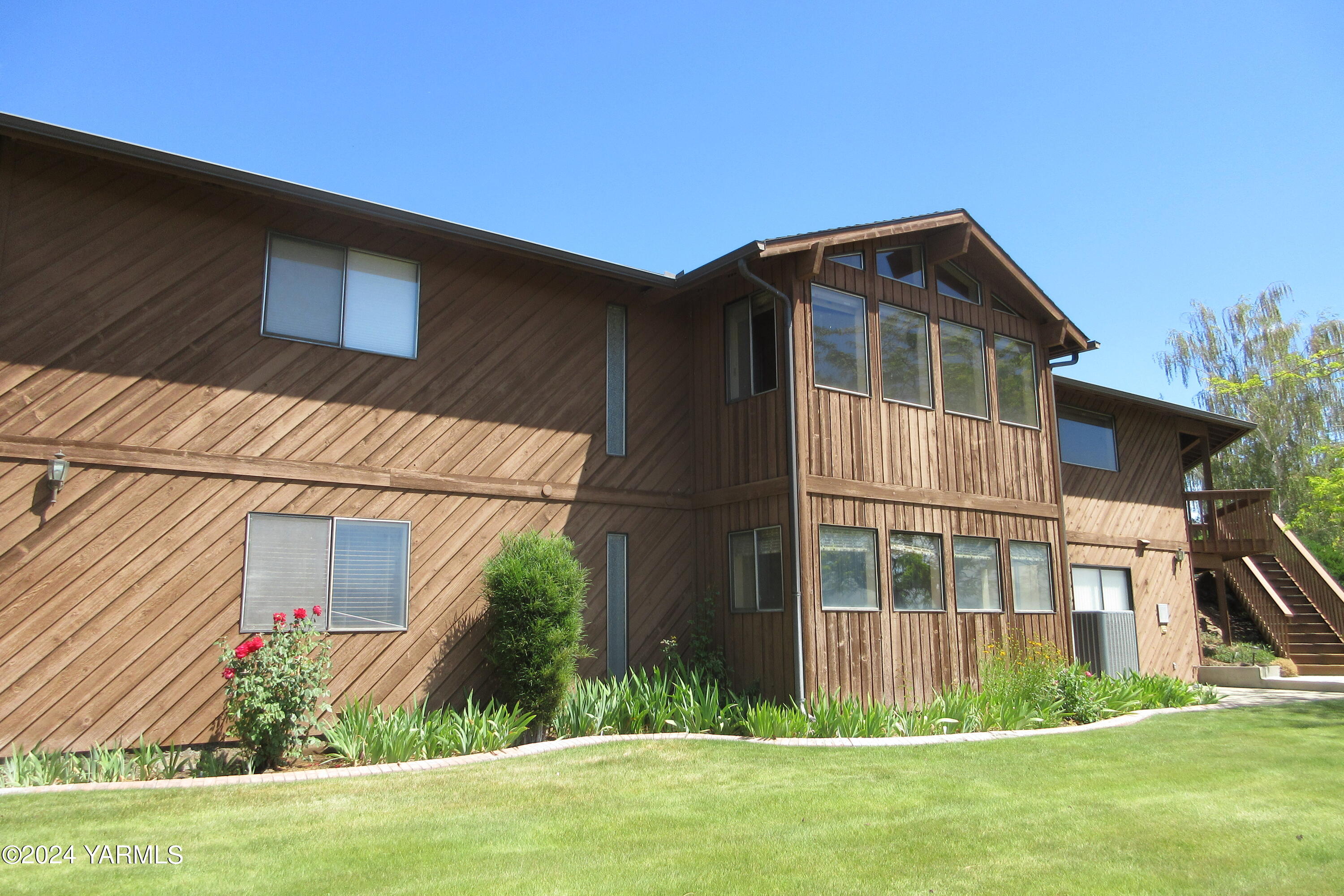 13510 Fisk Road Yakima, WA 98908 - Photo 7 of 61 a front view of a house with a yard